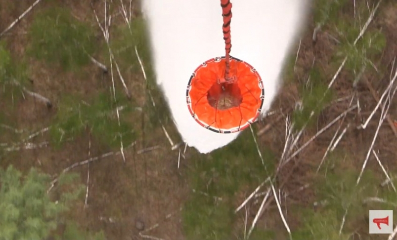 Тушение вертолетом Ми-8 МЧС крупнейшего в Иркутской области лесного пожара попало на видео