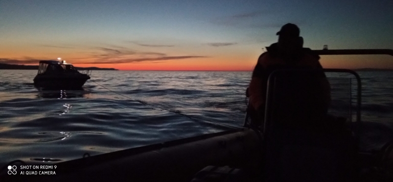 Спасатели отыскали застрявший на Байкале катер с тремя людьми на борту