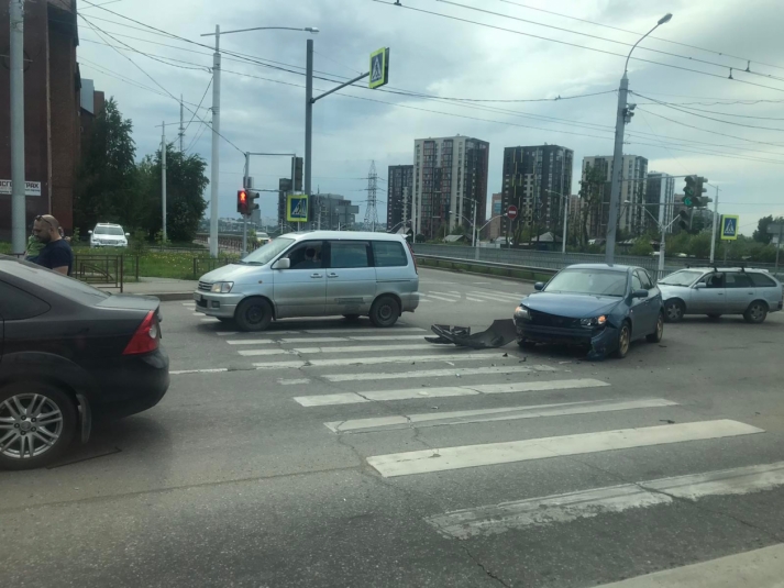 Subaru Impreza и Ford Focus столкнулись на улице Байкальской в Иркутске, днем 14 июня