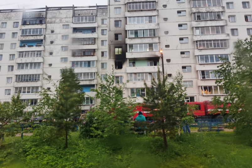 Пожарные вынесли мужчину без сознания из горящей квартиры в Иркутске