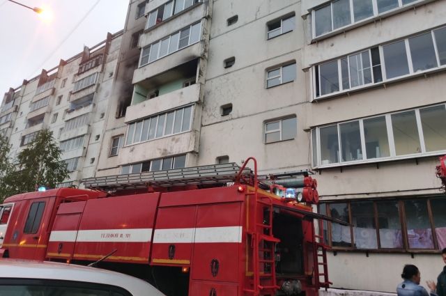 Пожарные спасли мужчину из горящей многоэтажки в Иркутске