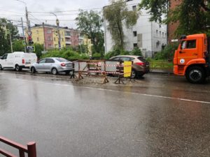 Провалившуюся дорогу восстанавливают на перекрестке улиц Красноярской и Советской в Иркутске