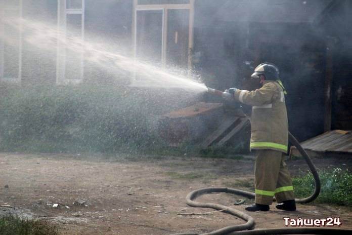 В Бирюсинске при пожаре сильно пострадал двухквартирный дом
