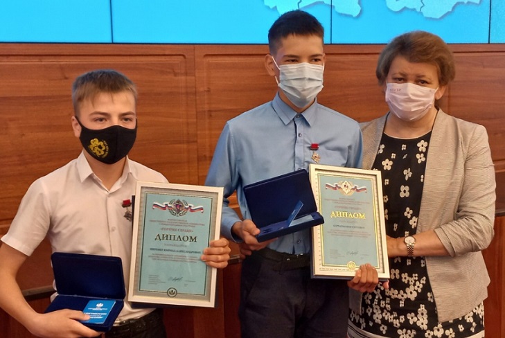 Двоих школьников из Слюдянки наградили нагрудным знаком «Горячее сердце» за спасение тонущего ребёнка