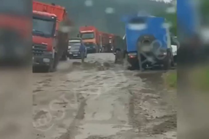Жители Жигаловского района пожаловались на нехватку продуктов из-за размытия дороги