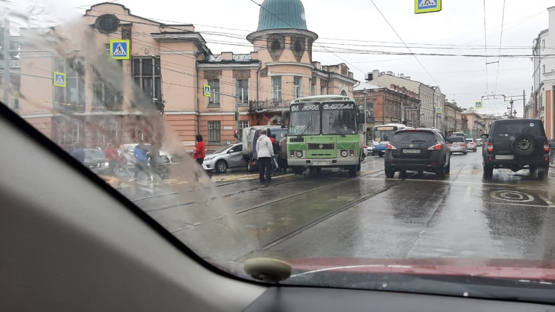 Массовое ДТП произошло на пересечении улиц Карла Маркса и Ленина в Иркутске