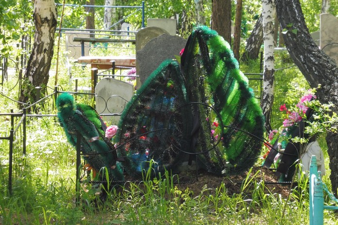 Замначальника муниципальной ритуальной конторы в Иркутской области «продавал» места на кладбище за 200 тысяч рублей