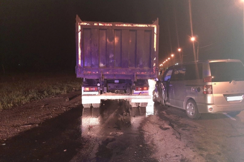 Водитель и пассажир минивэна пострадали в ДТП с грузовиком в Иркутской области