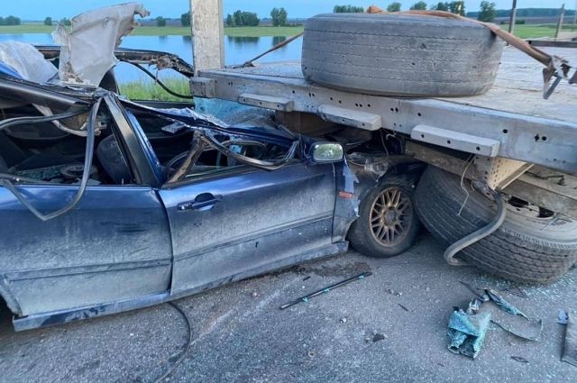 Водитель и пассажир иномарки погибли, врезавшись в тягач в Братском районе