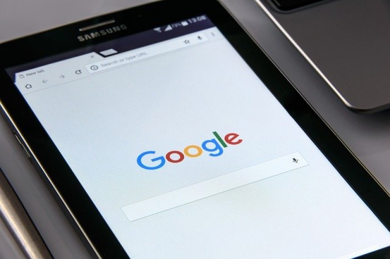 Компания Google установила в смартфоны неудаляемое приложение для слежки