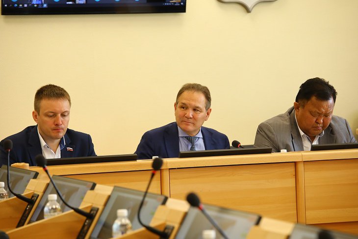 Депутаты ЗС предложили установить ежемесячную выплату ухаживающим за инвалидами в Иркутской области
