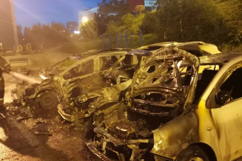 Три автомобиля сгорели в микрорайоне Университетском в Иркутске