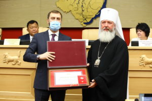 Парламентарии наградили митрополита Максимилиана за благотворительность в Приангарье