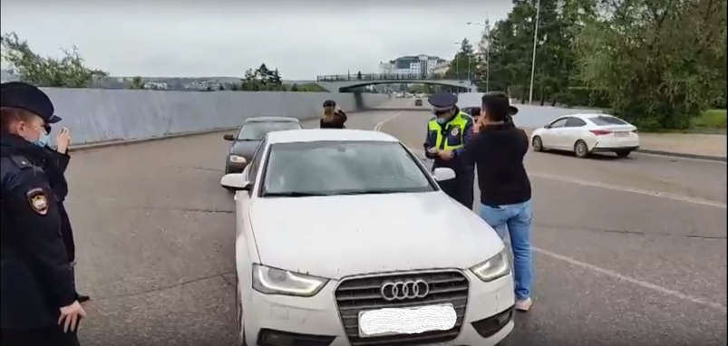 Рейд по выявлению автомобилистов-нарушителей прошел в районе Цесовской набережной Иркутска