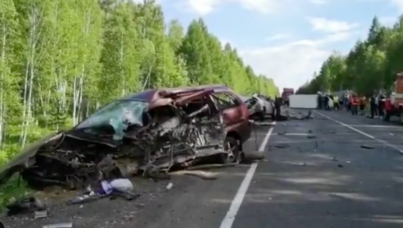 Отец и 14-летняя дочь погибли в жутком ДТП на трассе "Вилюй" в Иркутской области