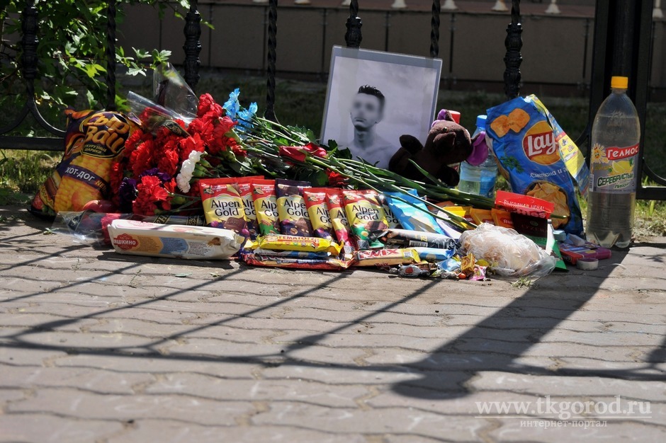 В Братске подростки несут цветы и сладости к месту у драмтеатра, где был убит 14-летний школьник