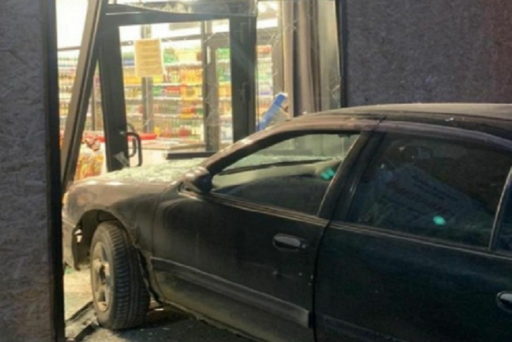 В Иркутском районе пьяная хозяйка Nissan въехала в витрину магазина
