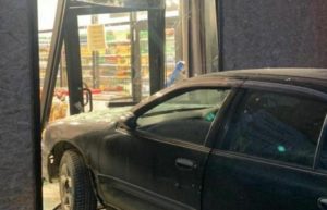 Водитель Nissan протаранила витрину магазина в Иркутском районе