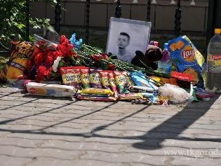 В Братске горожане несут цветы к месту, где был убит 14-летний школьник