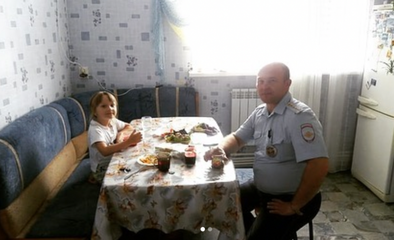 Оренбургский инспектор ГИБДД приютил попавшую в ДТП девочку из Иркутска