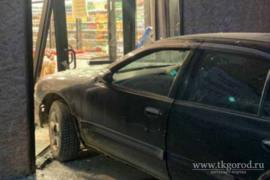 В Иркутском районе нетрезвая женщина за рулём автомобиля въехала в витрину магазина