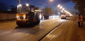 На ремонте улицы Трактовой каждую ночь задействовано 18 единиц техники