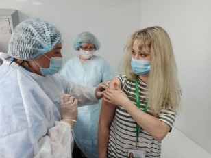 Более четырехсот тысяч жителей региона сделали первую прививку от COVID-19