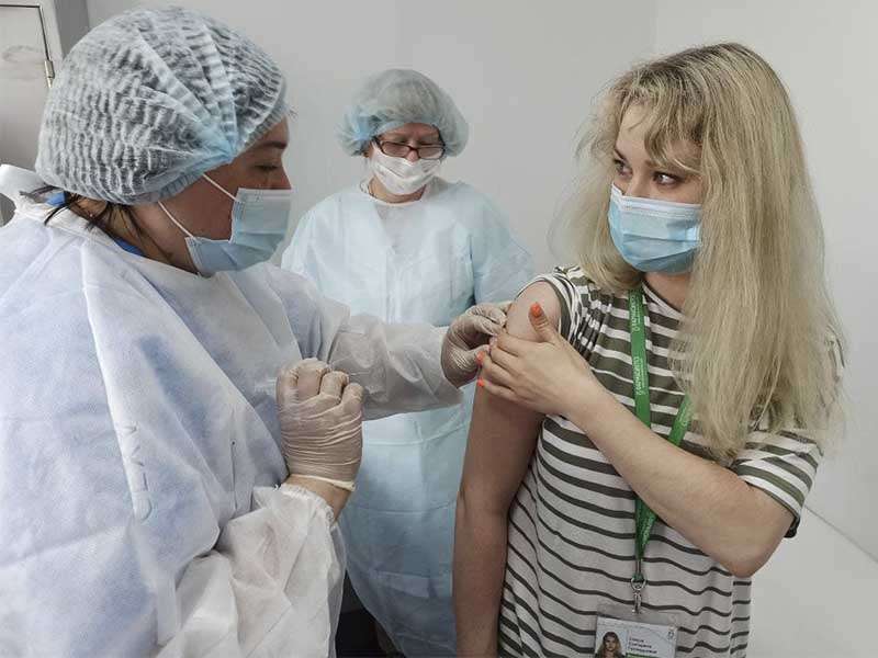 Более 400 тысяч жителей Иркутской области сделали первую прививку от COVID-19 <meta itemprop=url content=https://irksib.ru/allnews/12-social/25105-bolee-400-tysyach-zhitelej-irkutskoj-oblasti-sdelali-pervuyu-privivku-ot-covid-19 />
