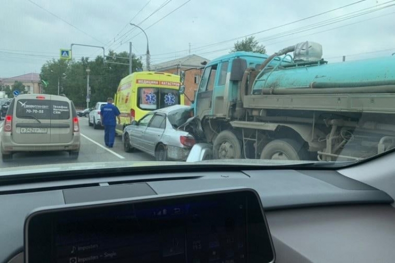 Ассенизаторская машина протаранила иномарку и реанимобиль на улице Советской в Иркутске