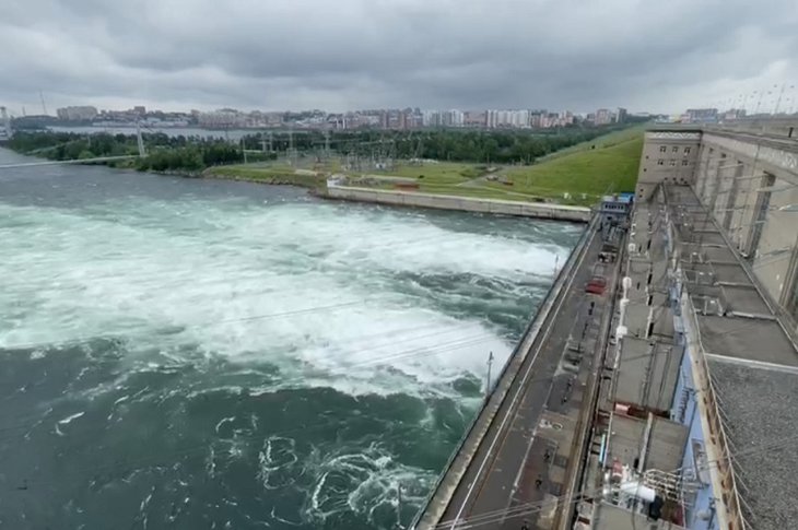 На Иркутской ГЭС еще раз увеличили сброс воды