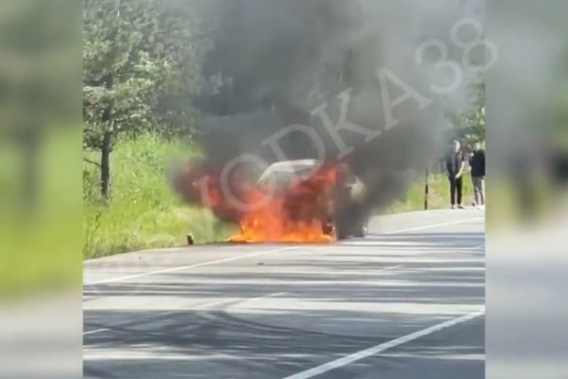 Иномарка загорелась во время движения на трассе в Иркутской области