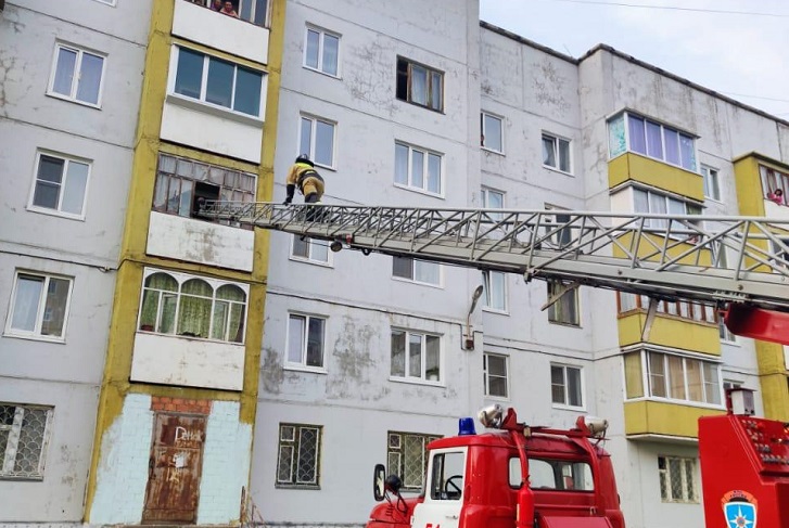 В Усть-Илимске сотрудники МЧС спасли трехлетнего мальчика, который мог выпасть с балкона