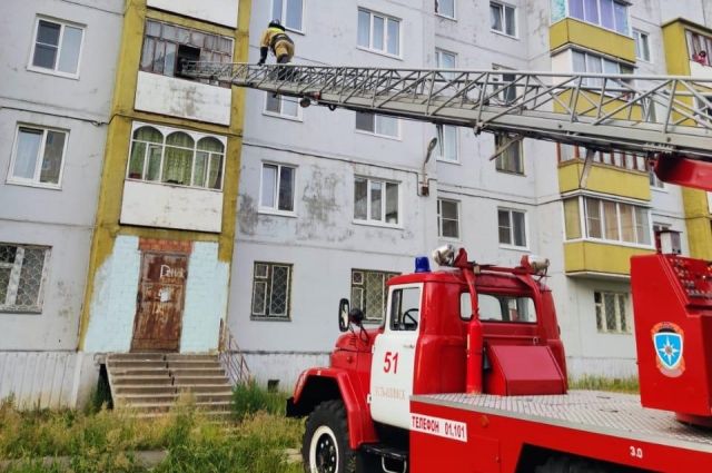 Пожарные спасли трехлетнего мальчика с карниза балкона в Усть-Илимске