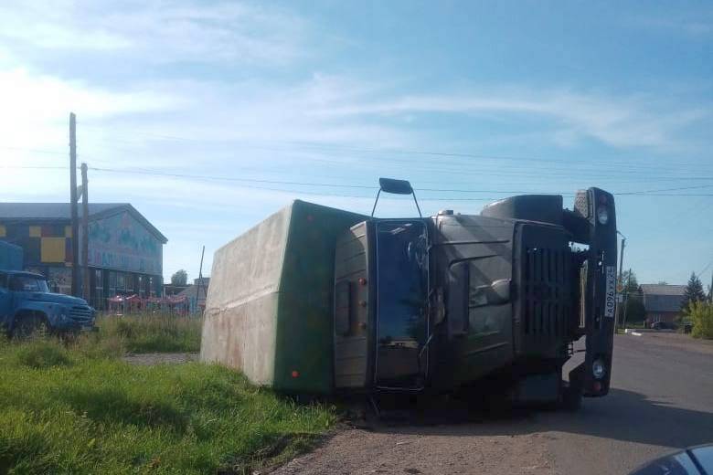 Фотофакт. На улице Кирова в Тайшете перевернулся грузовик