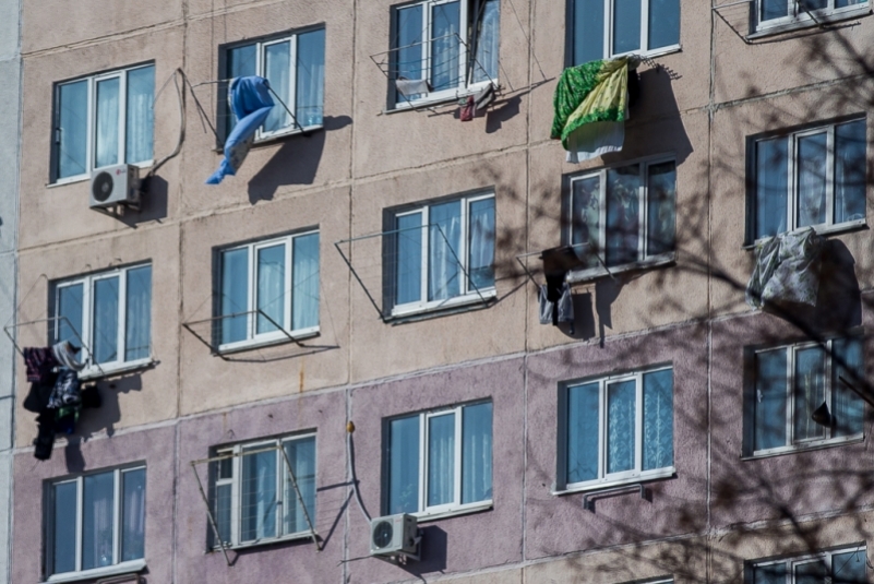 Правоохранители спасли мальчика, которого отец угрожал сбросить с 13-го этажа в Иркутске