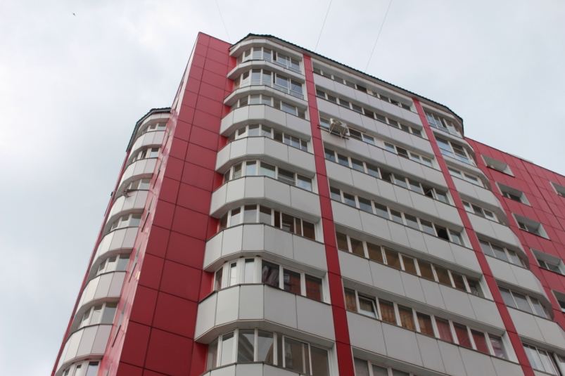 Инспектор ПДН ведет переговоры с жителем Иркутска, стоящим на балконе с ребенком