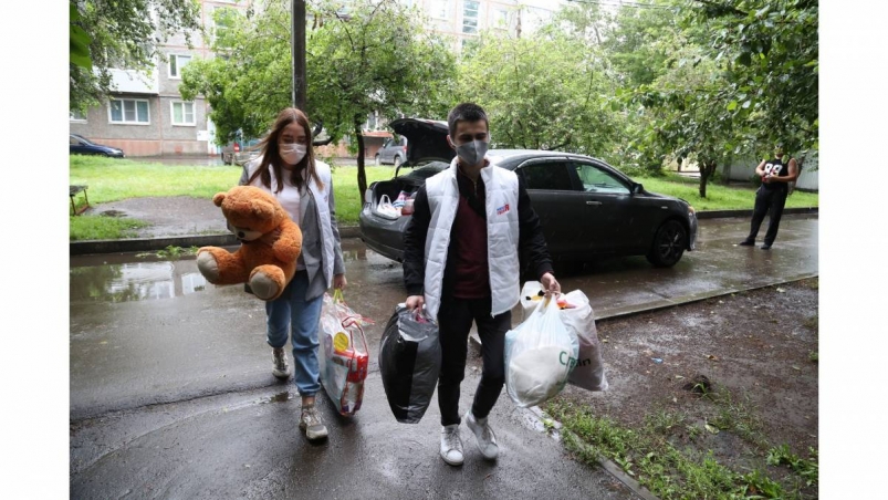 Активисты развезут собранные для молодых семей вещи и игрушки в Иркутской области