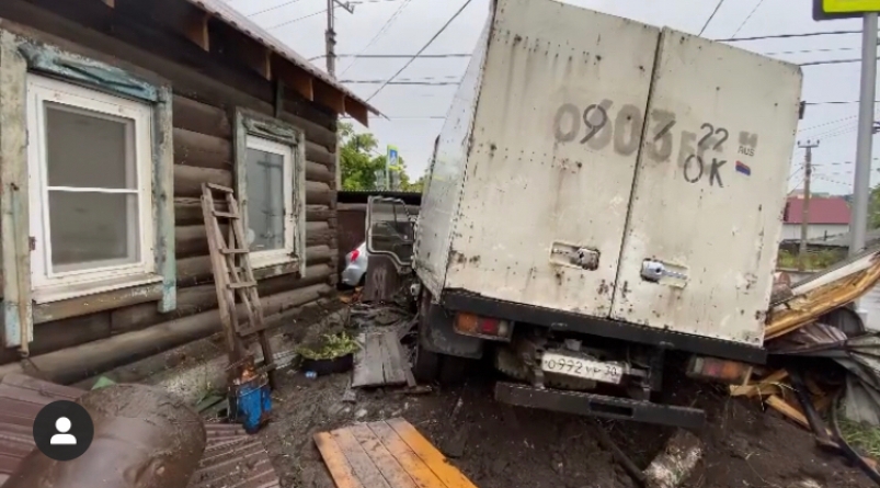 Водитель грузовика протаранил жилой дом и иномарку в Иркутске из-за отказавших тормозов