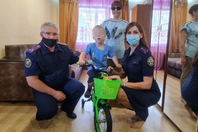 Сотрудники Следкома в Иркутске навестили мальчика, которого отец хотел скинуть с балкона