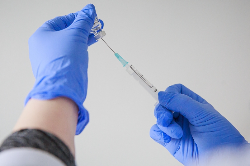 437,9 тысячи жителей Иркутской области привились первым компонентом вакцины от COVID-19