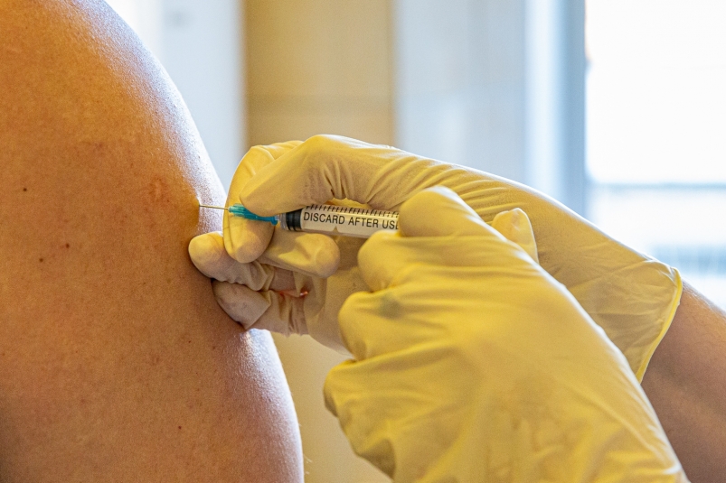 Эксперт оценил шансы некоторых россиян получить иностранную вакцину от COVID-19