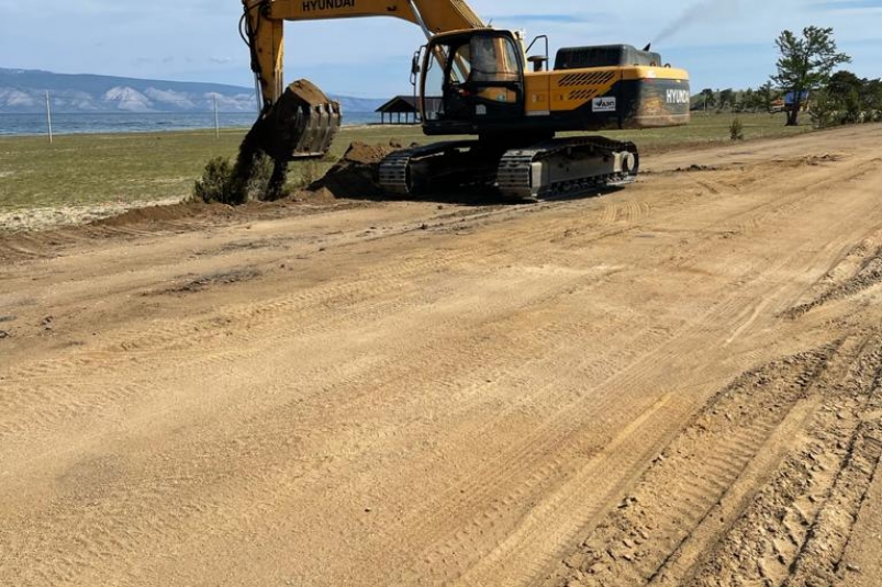 Эксперты Прибакальского национального парка конролируют капремонт дороги на Ольхоне