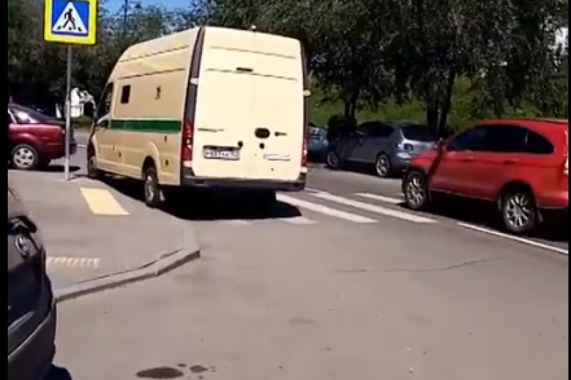 "Иркутский_автохам": "зебра" для парковки - не помеха
