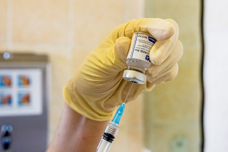 448,6 тысячи жителей Иркутской области привились первым компонентом вакцины от COVID-19