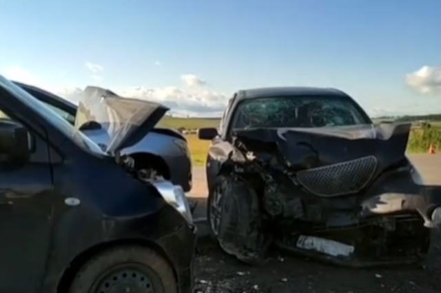 Два человека пострадали при столкновении трех машин в Иркутском районе