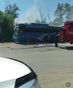 15 человек эвакуировались из горящего автобуса на улице Розы Люксембург в Иркутске