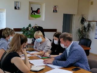 Депутат Юрий Коренев обсудил с администрацией города проектирование ФОКа и детского сада в избирательном округе №21