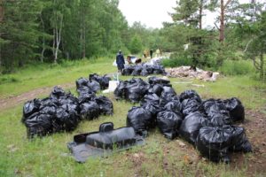 Волонтеры убрали 730 мешков мусора поселка Онгурён на Байкале за пять дней