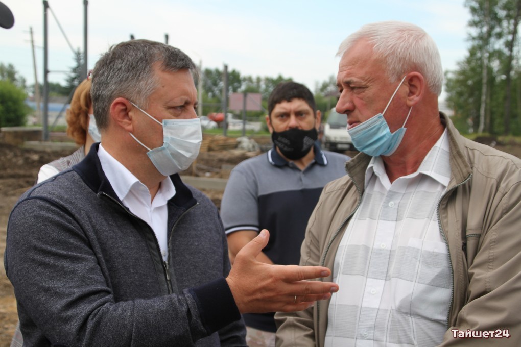 Игорь Кобзев отметил убитое состояние дорог в Тайшете и порекомендовал заняться проектированием