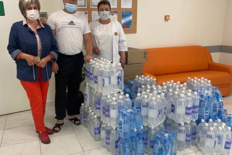 Волонтеры привезли питьевую воду и средства гигиены пациентам и врачам больницы в Тулуне